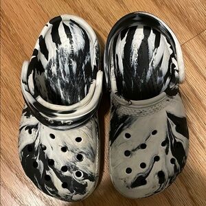 Crocs Kids/toddlers sz 9 black & white army fatigue pattern slip on shoes croc